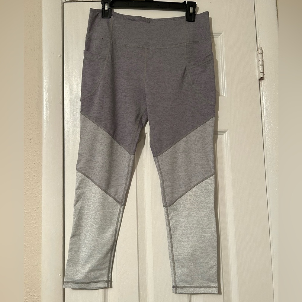 Jadelynn Brooke gray stripe athletic leggings with pockets, size L, EUC